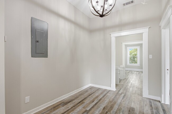 Building Photo - 1007 E Park Ave