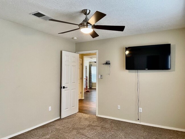 Building Photo - 12408 Mangas Trail NE