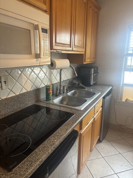 Kitchen area - 2023 Cloverfield Blvd
