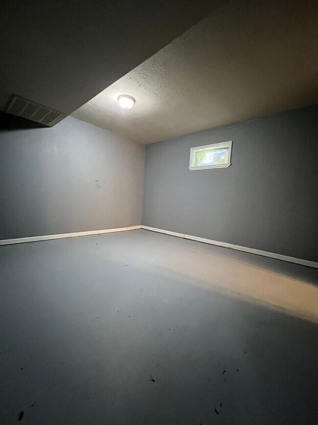 Building Photo - 3 bedroom 2 bath home with bonus room in O...