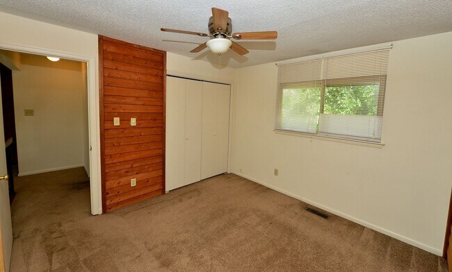 Building Photo - Community Lake-Dock and Private Beach