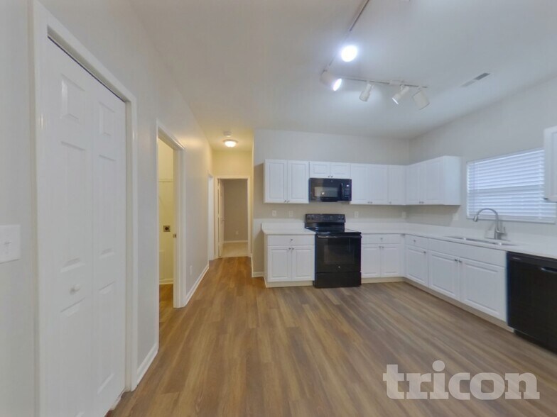 Building Photo - 1021 Skillbeck Rd