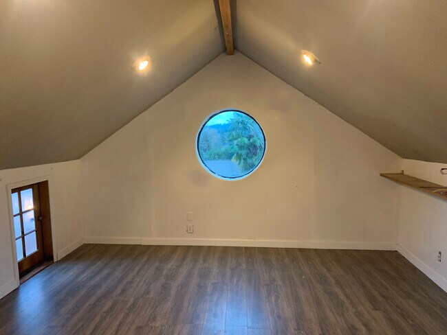 Building Photo - 5105 SE Rex Dr
