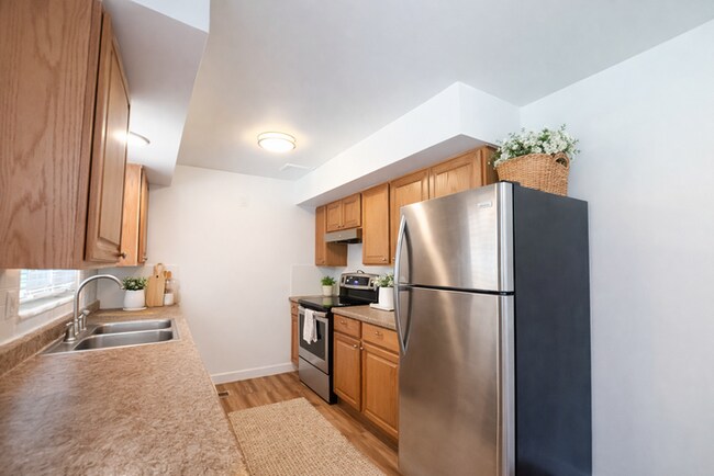 Building Photo - 2 Bed 1 Bath - New carpet - New paint - Great location!