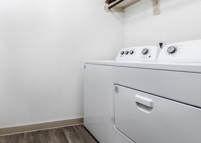 Building Photo - 12832 Barnsbury Ln