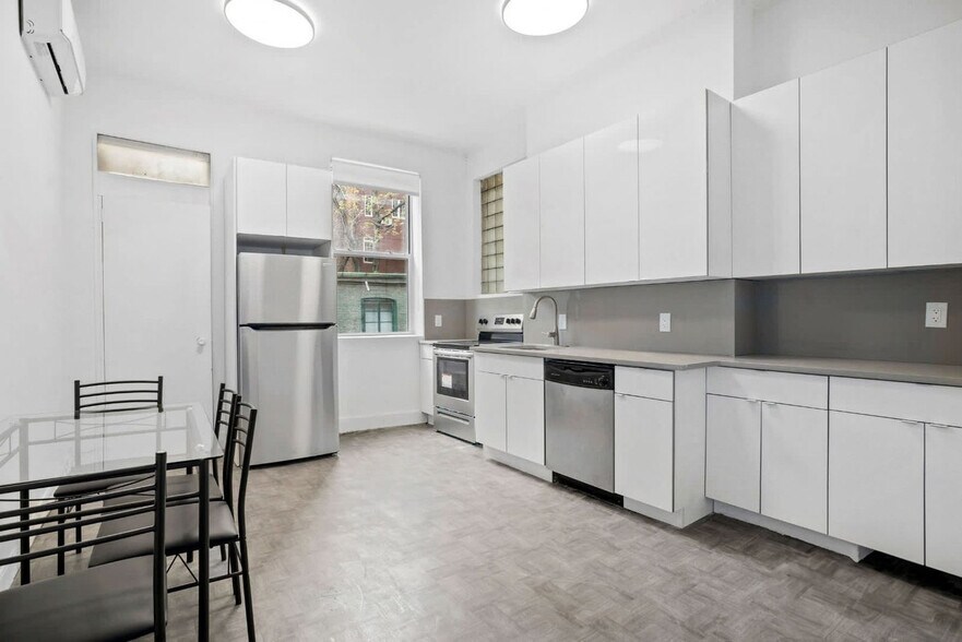 Building Photo - 257 W 19th St