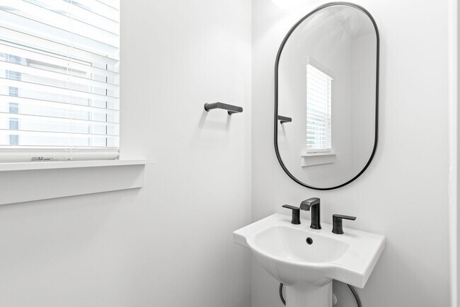 Building Photo - Move-in Ready Modern Townhome!!