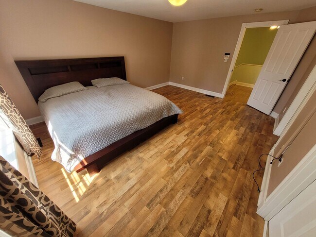 Building Photo - $4200 - 4 Bed / 2.5 Bath Single Family Home in Merrimack on a Cul-de-sac!