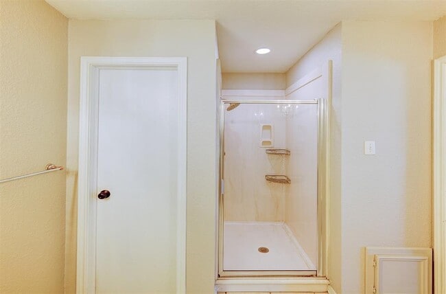 Building Photo - 402 Live Oak Ln