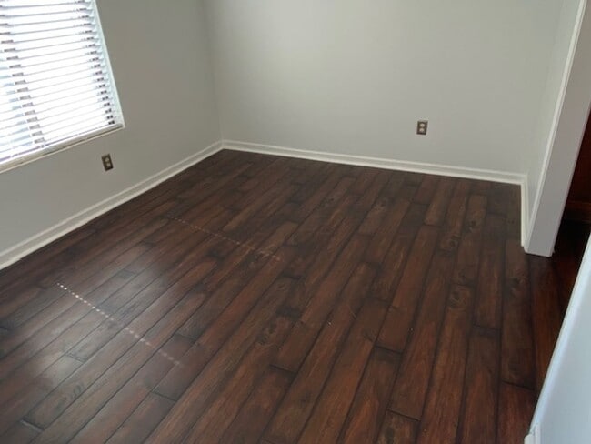 Building Photo - Shawnee Condo all redone close to Shops an...