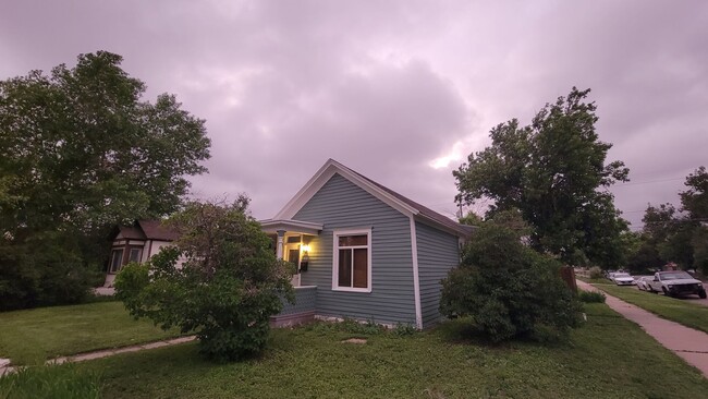 Primary Photo - PET FRIENDLY 3 BEDROOM, 2 BATHROOM, DOWNTO...