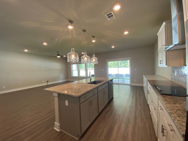Building Photo - 5 bedrooms 3 bathroom Smart Home