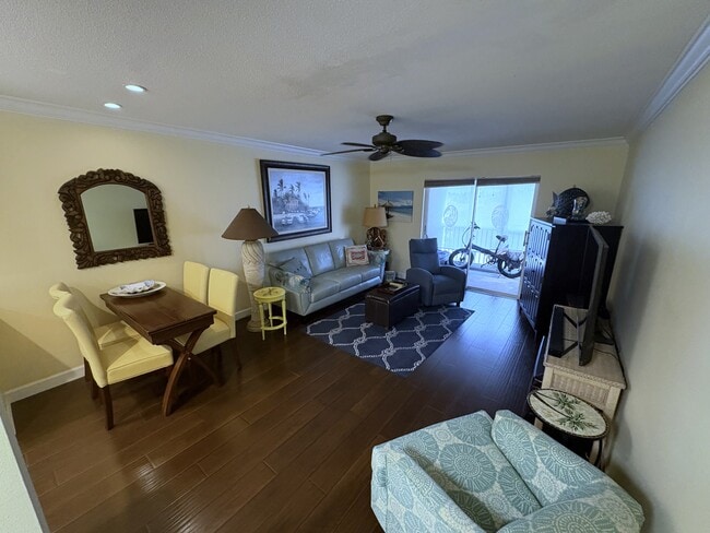 Building Photo - 200 The Esplanade N