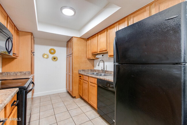 Building Photo - 3825 E Camelback Rd