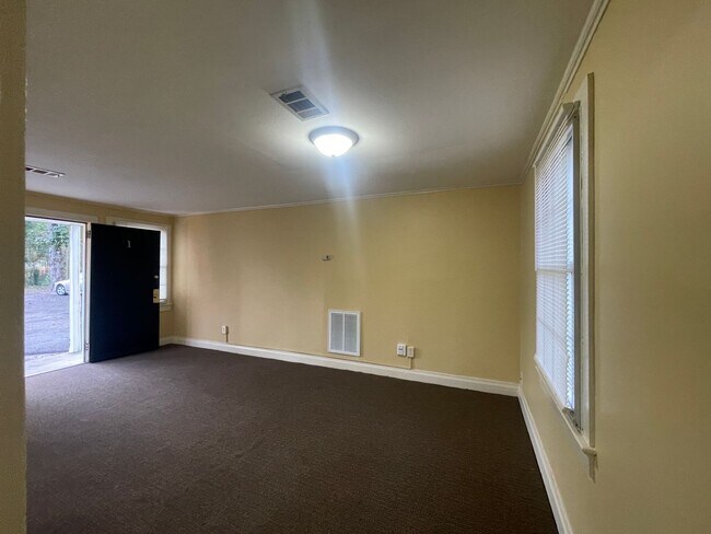 Building Photo - 2 Bed, 1 Bath Apartment