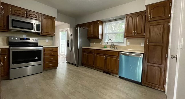Building Photo - 3 Bedroom in Maple Village