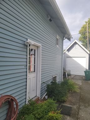 Building Photo - Spacious 2 Bedroom/ 1 bath lower unit in D...