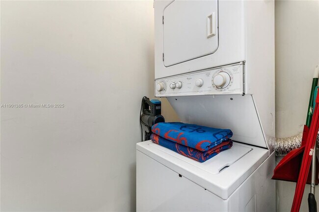 Building Photo - 927 Euclid Ave