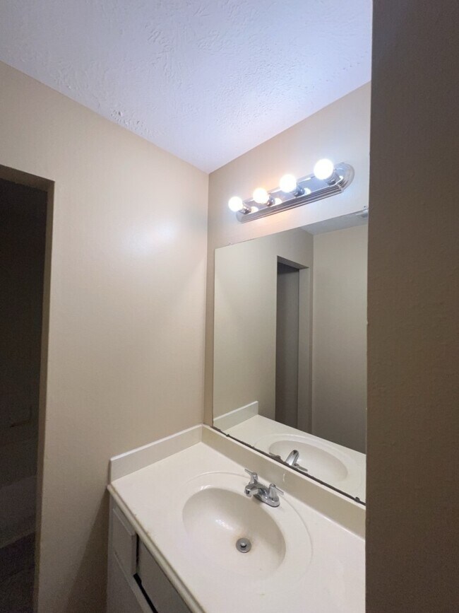 Building Photo - 16410 Amy Ridge Rd