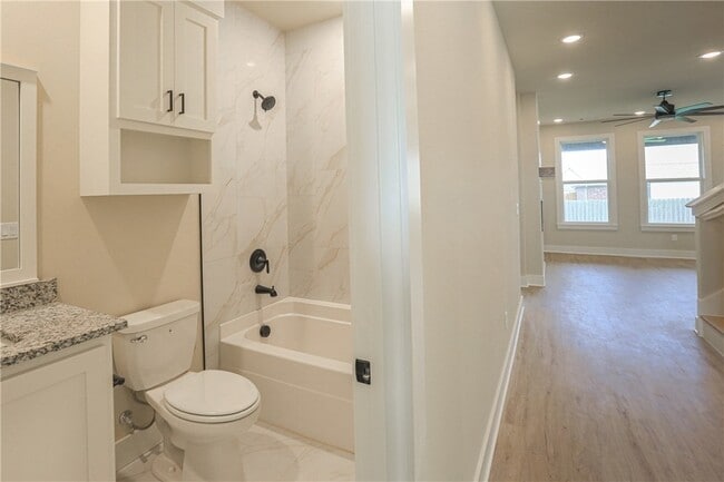 Building Photo - 970 Moksha St