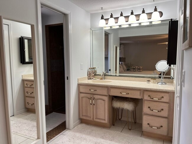 Building Photo - 410 Rio Casa Dr S