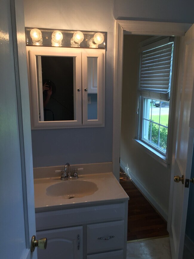 Building Photo - Adorable 2 Bedroom/1 Bath