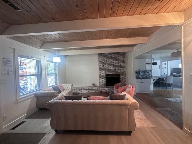 Building Photo - Charming, Fully Furnished 4 Bedroom House in Quiet Neighborhood- Pet Friendly!