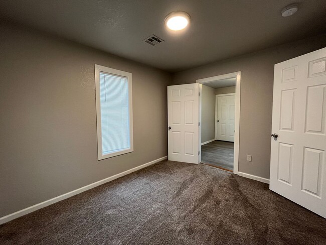Building Photo - 3 bedroom 2 bath!