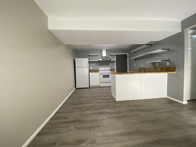 Downstairs Kitchen - 519 W Boise Ave