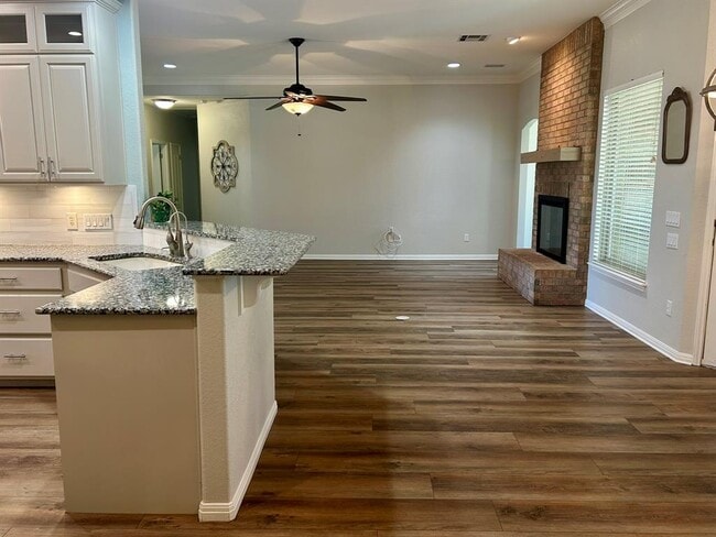 Building Photo - 121 Post Oak Ln