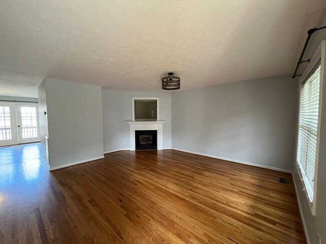 Building Photo - 696 Wyndhurst Dr