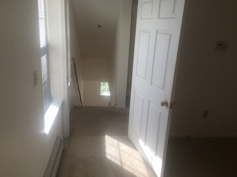 Building Photo - 213 Hildred Dr