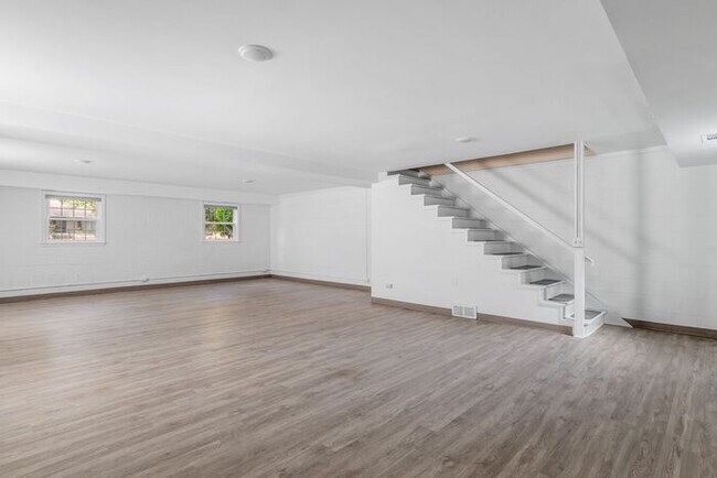 Building Photo - NW, Updated, Wood Floors, SS Appl., Den, Dining Roon, Sun Room, Finished Basement, Fenced!