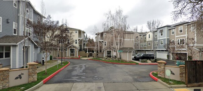Building Photo - Town House Near Downtown Pleasanton  3 Bed...