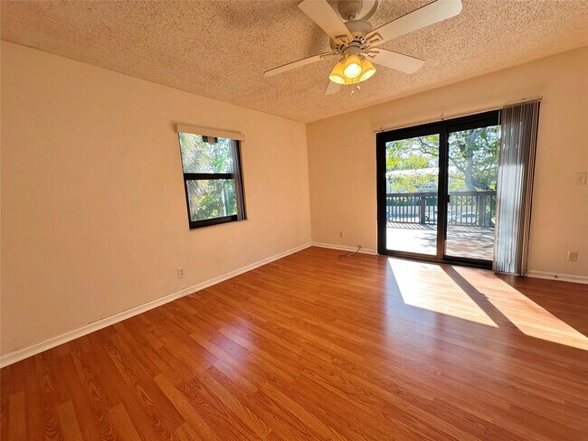 Building Photo - 444 Pine Cir