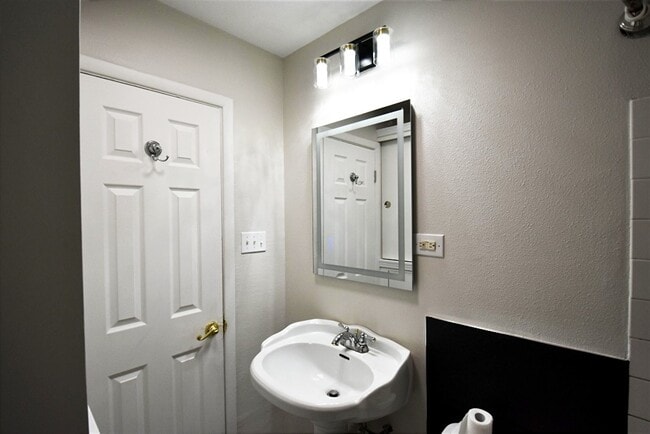 Building Photo - 10213 Fairland Dr