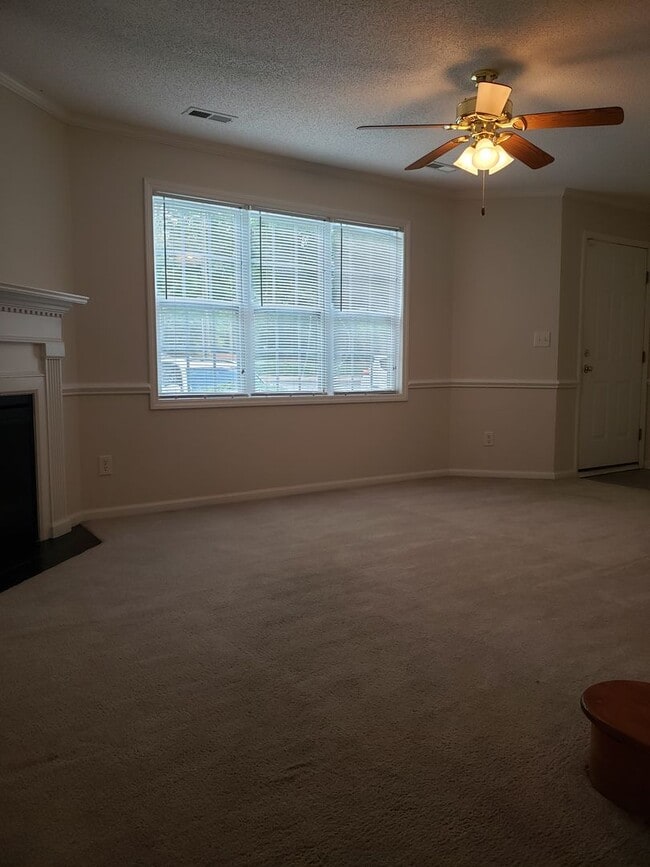 Building Photo - 2-bedroom, 2.5 bathroom townhome