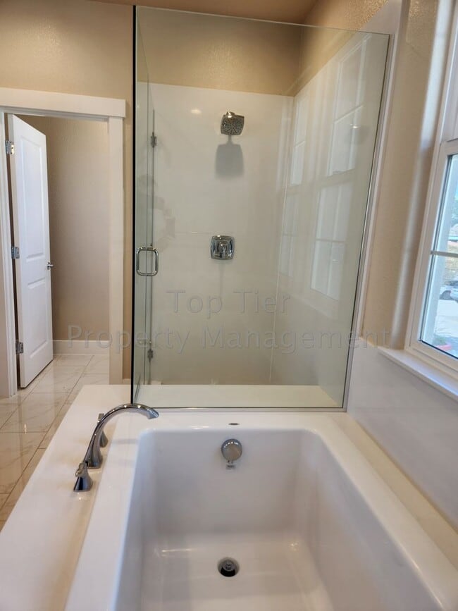 Building Photo - ***Spectacular 2-Story 4 bed, 2.5 bath, 2,...