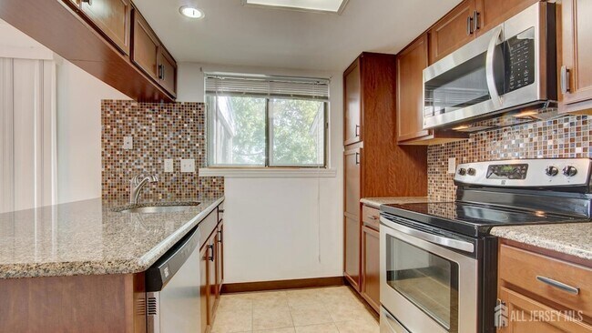 Building Photo - 94C Salix Plaza
