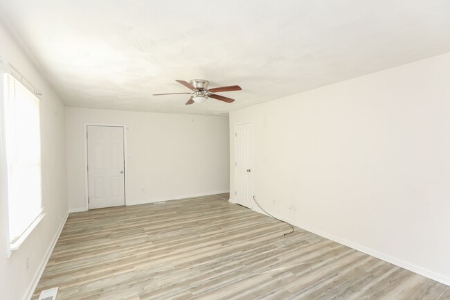 Building Photo - Brick Ranch Available in Hampton!