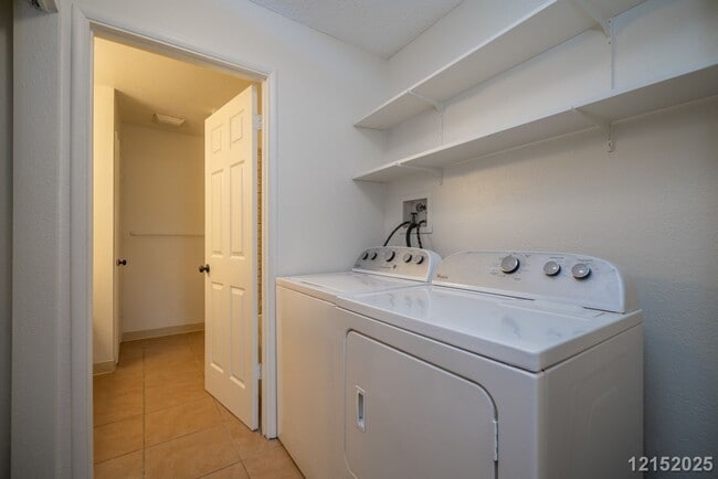 Building Photo - $2900 / 2 Bed/ 1 Bath/ 2 Parking IN HIDDEN VALLEY ESTATES