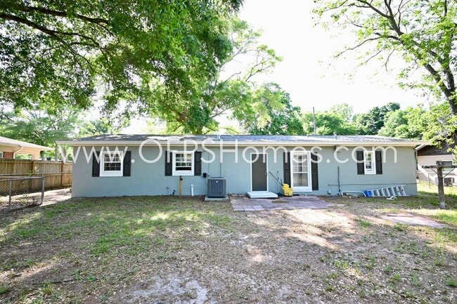 Building Photo - 131 Adkinson Dr