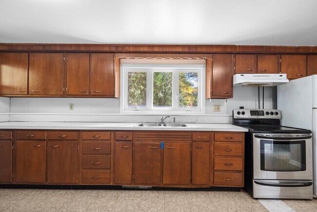 Building Photo - 677 Woodtick Rd