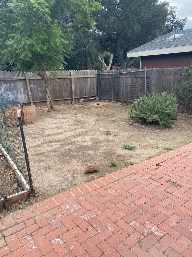 Building Photo - La Luna