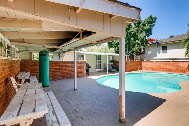 Building Photo - !!!MOVE IN SPECIAL - 50% off !!! Upgraded 4 Bedroom/3 bath Home with Pool & Detached Pool House/O...