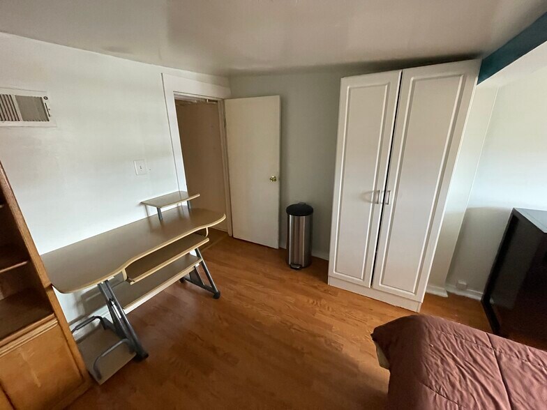 Building Photo - 1013 St Paul St