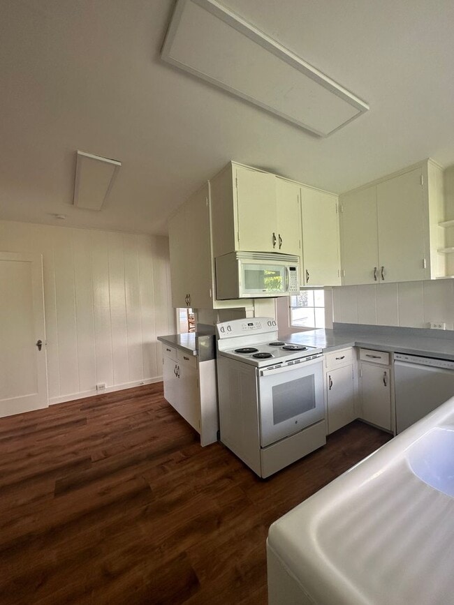 Building Photo - Spacious 2 bedrooms, 1 bath with parking