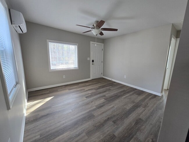 Building Photo - NEW LISTING!!!!!