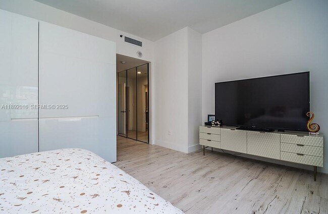 Building Photo - 3500 Island Blvd