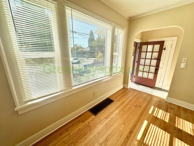 Building Photo - 3 Bed 1 Bath Unit in Ne Portland